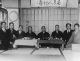 MITTE: Funakoshi (Shōtōkan), Motobu (Motobu-Ryū), Mabuni (Shitō-Ryū) / 2. V. LINKS.: Ōtsuka (Wadō-Ryū) / RECHTS: Shinken (Kobudō) / (Tokio, 1930er Jahre)