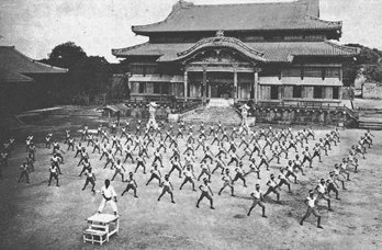 Karate Training vor dem Shuri Palast, Okinawa ca. 1938